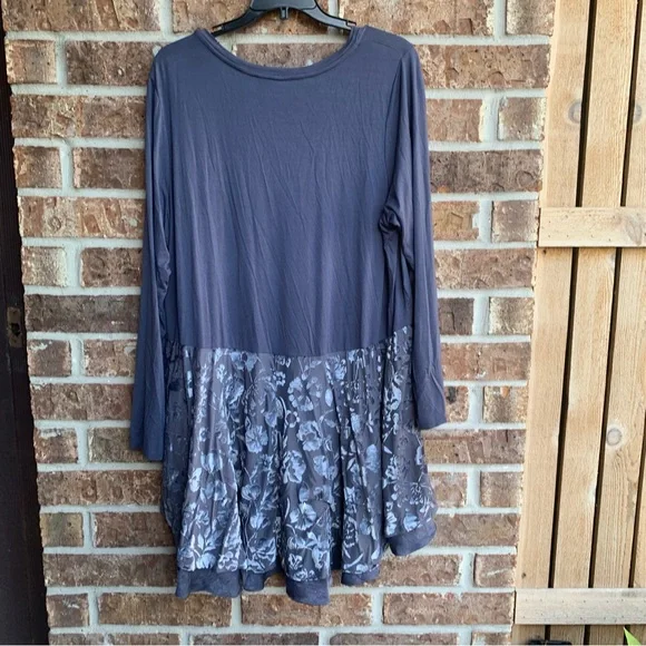 LOGO by Lori Goldstein top with Velvet application - Picture 6 of 7